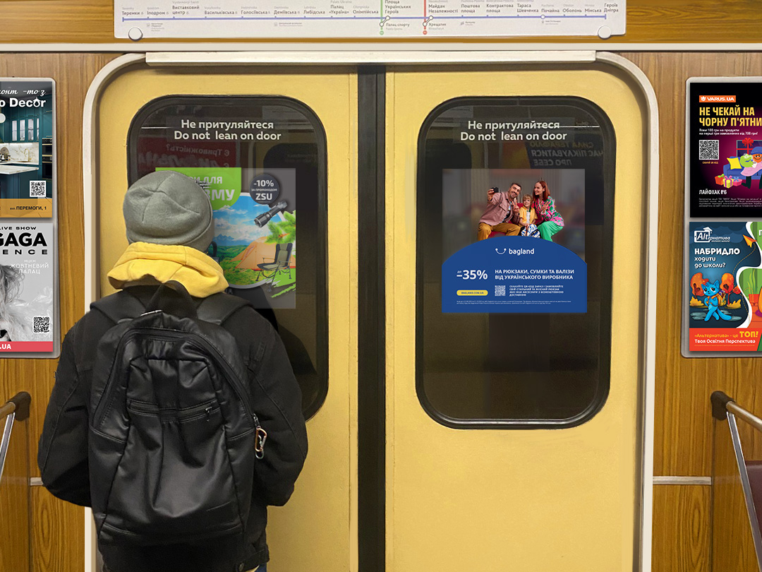Прозрачные плакаты на стекле дверей в вагонах киевского метро, которые невозможно не заметить