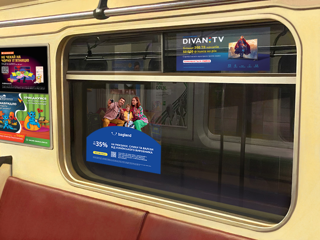 По два рекламных плаката в центре вагона метро на стекле окна за сидениями: Украина, Киев