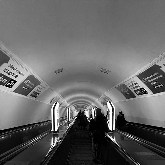 Послуга «брендування ескалатора»: 52 метроборди з обох боків вздовж ескалаторів на стінах Площа Українських Героїв під один рекламний сюжет!