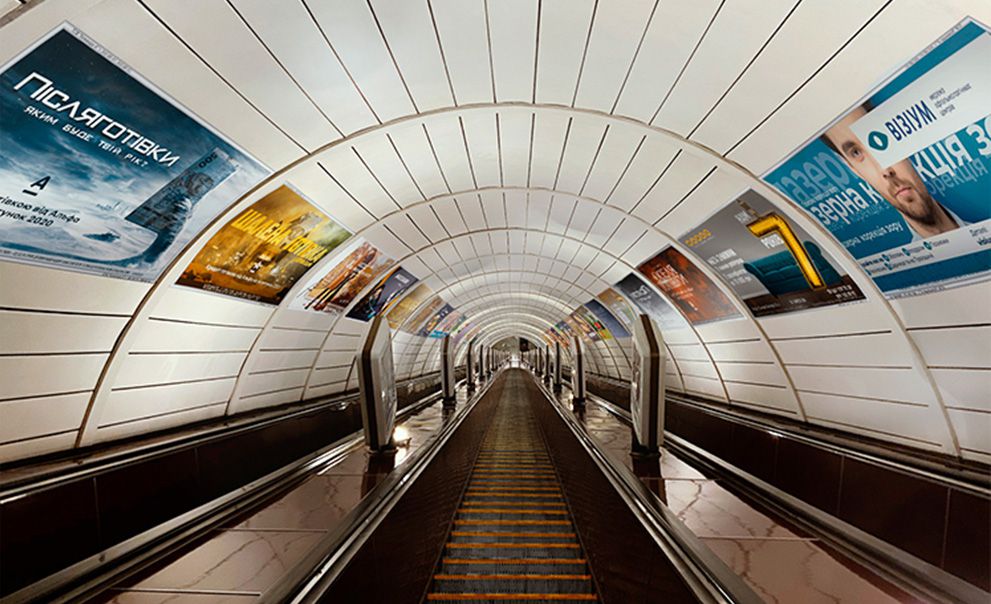 Розміщення реклами на ескалаторах станції метро Золоті ворота від прямого оператора КОМАНДА-А.